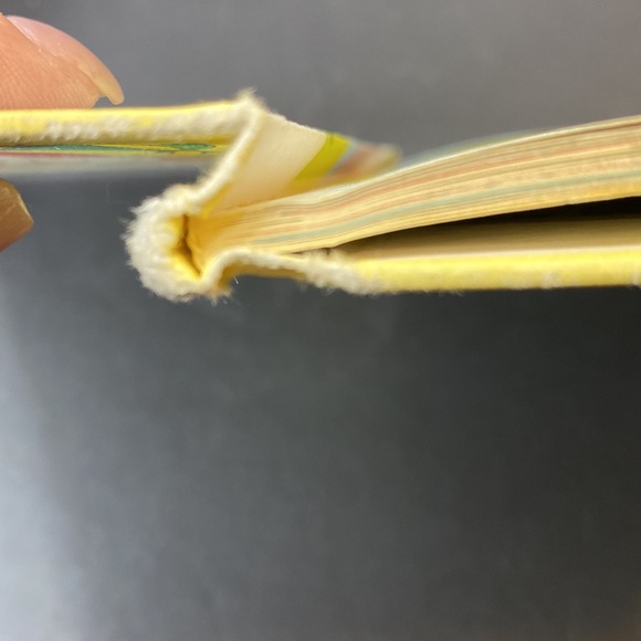 Disney - ROBIN HOOD Spins Gold Hard Cover Book - Picture 6 of 8